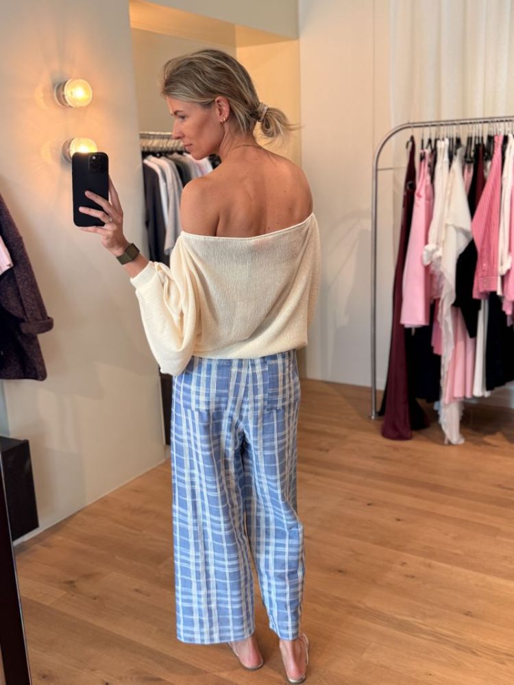 AN SOFT WARP OFF WHITE